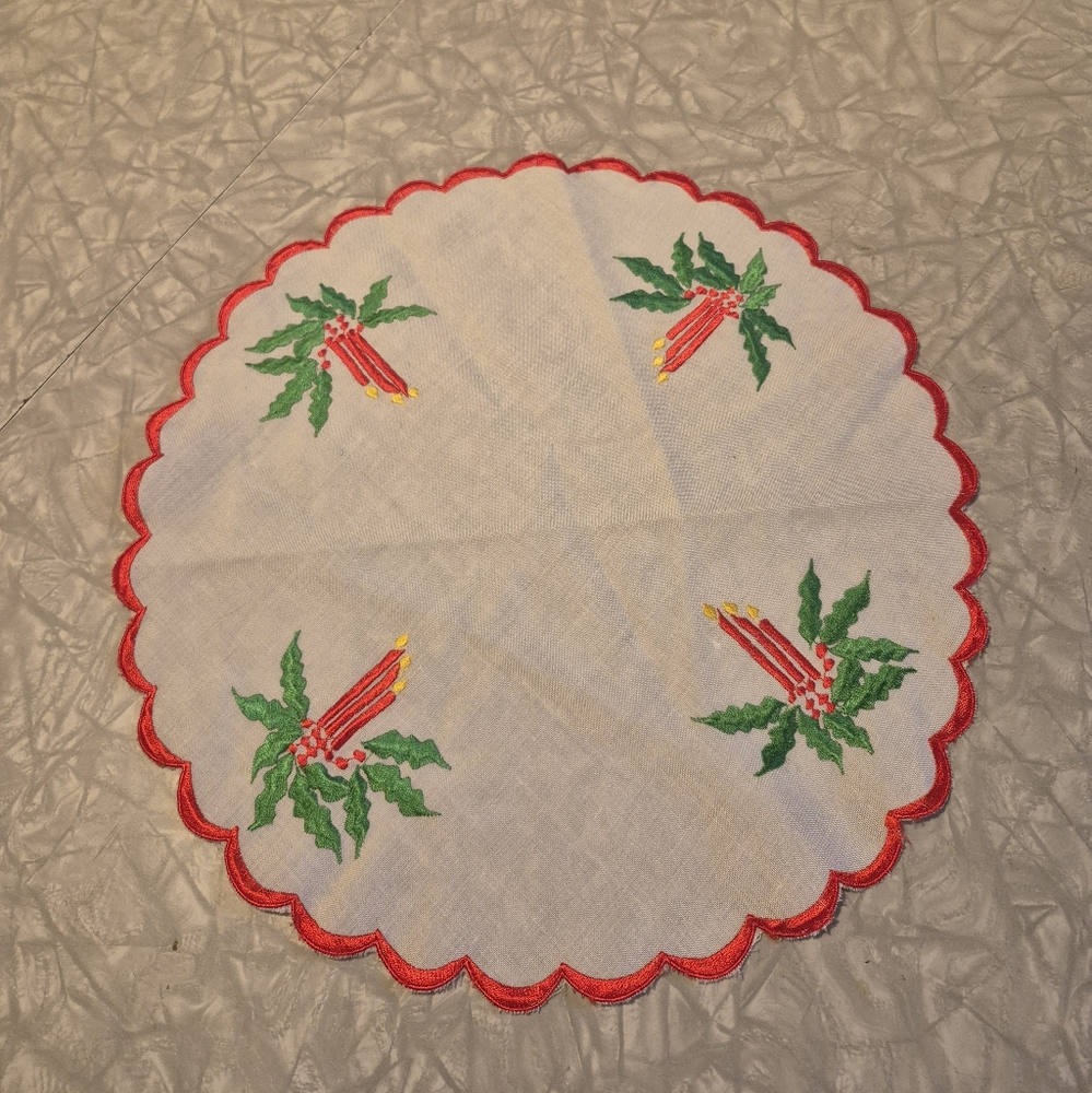Vintage Christmas Table Doile - Picture 2 of 4